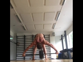 Shoulder mobility and scapula stability practice between handstand and german hang