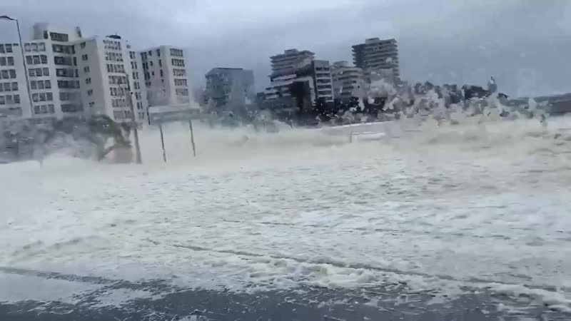 Кейптаун накрыла океанская пена
