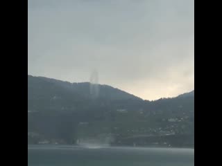 Водяной смерч на тунском озере (швейцария, 20 марта 2020)