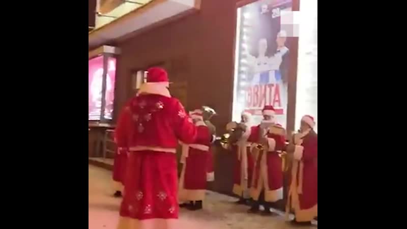 Танцующие деды морозы у театра музкомедии