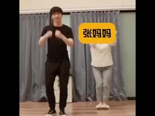 Исин с мамой танцуют 'honey'