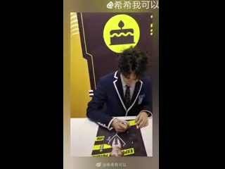 Хэ чанси дает автографы \ vip fanmeeting idol producer 2 \ iqiyi \ 青春有你