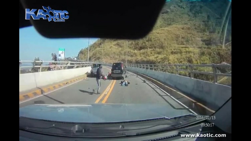 Road porn video – Asshole suv driver on the wrong side of the road hits a bike head on