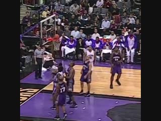 (2001) this pass by vince carter was ridiculous 😳