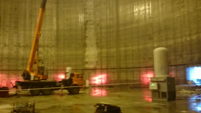 Автомобильный кран под куполом