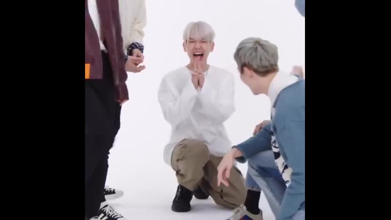 Бэкхен затолкал пальцы в попу лукасу, как в аниме наруто