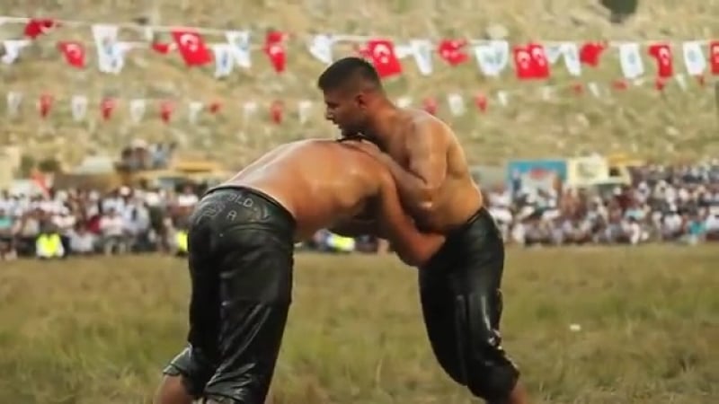 Ухвати врага за яйца турецкая борьба киркпинар