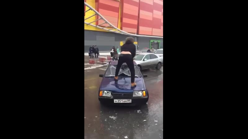 В новом уренгое мужчина разбил машину кувалдой возле тц