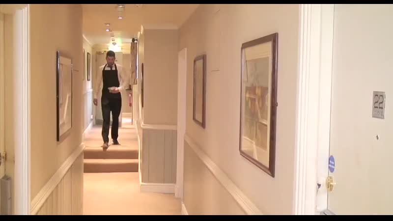 Kêu nhân viên lên phục vụ bị chồng bắt gặp