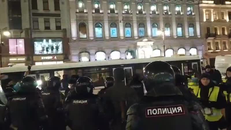 У гостиного двора уже более 23 задержанных создаётся впечатление, что полиция задерживает случайных прохожих