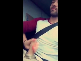 Девушка дрочит своему парню в машине
