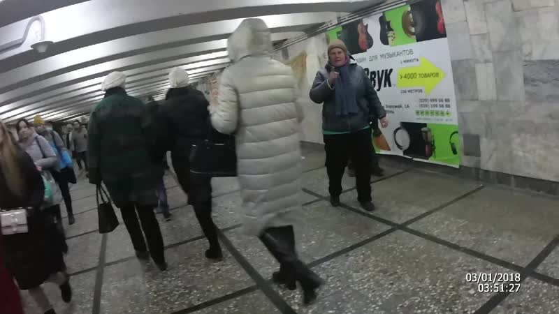 Глухонемая, торгующая бенгальскими огнями, и её неадекватная покровительница, нелегальная торгашка барахлом