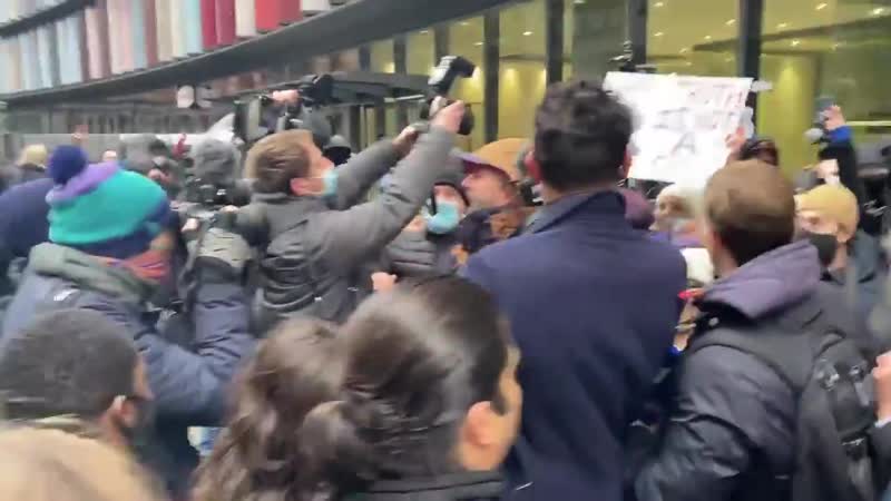 Сторонники ассанжа возле здания суда бейли приветствуют решение судьи отказать сша в экстрадиции основателя wikileaks