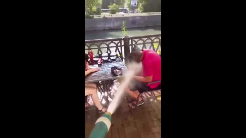 Как персонал сочинского кафе прогоняет спящих пьянчуг