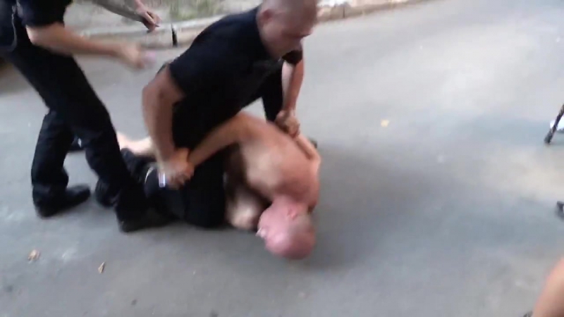 Порушник напав на патрульних поліцейських (огого видео)