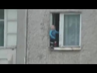 Кошмар!!! ребенок в открытом окне на 8 этаже!