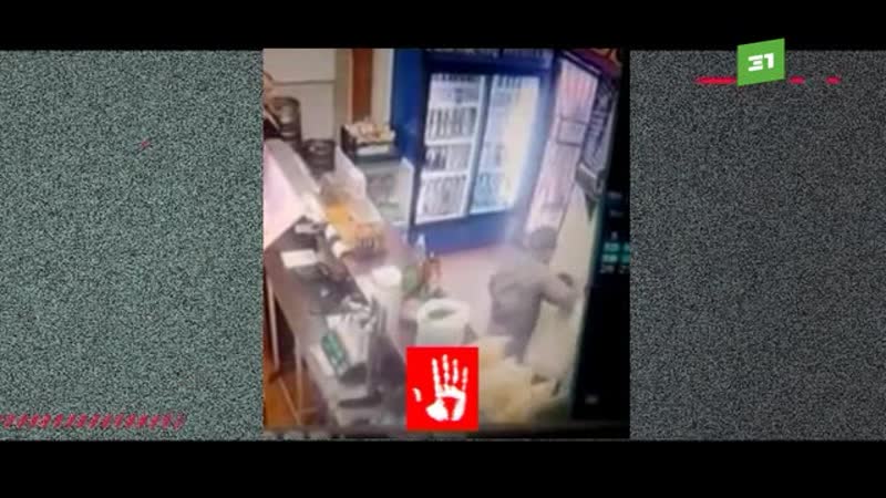 Подошел сзади, развернул и ударил по лицу странный поступок мужчины зафиксировала камера видеонаблюдения в магазине