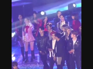 Lmaooo jeong playfully bite momo shoulder and her reaction does she dislike if her shoulder being kiss bite or smth lol sana