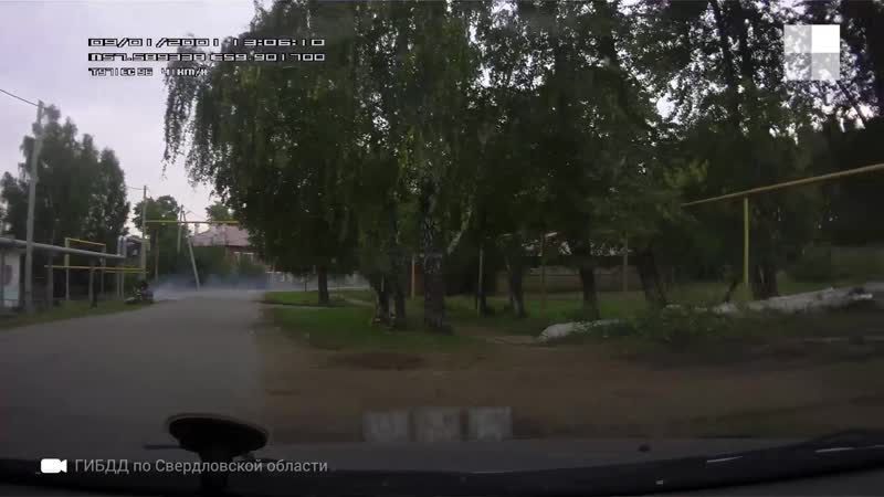 Пьяный отец разбил мотоцикл с молодые о столб