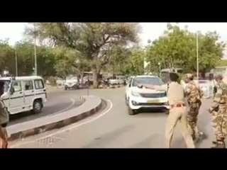 Video of salman khan arriving at jodhpur airport to a rousing welcome from fans