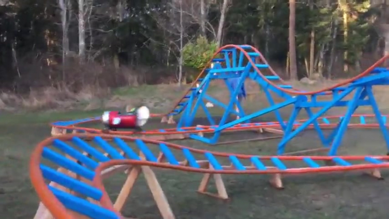 Папа построил горки для своего ребенка на заднем дворе