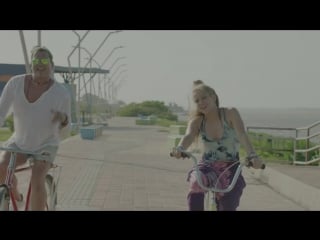 Премьера shakira & carlos vives la bicicleta (official video)