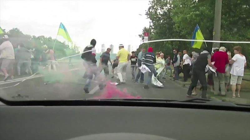 На патриотов украины с флагами украины, напали патриоты украины, и наказали патриотов украины!