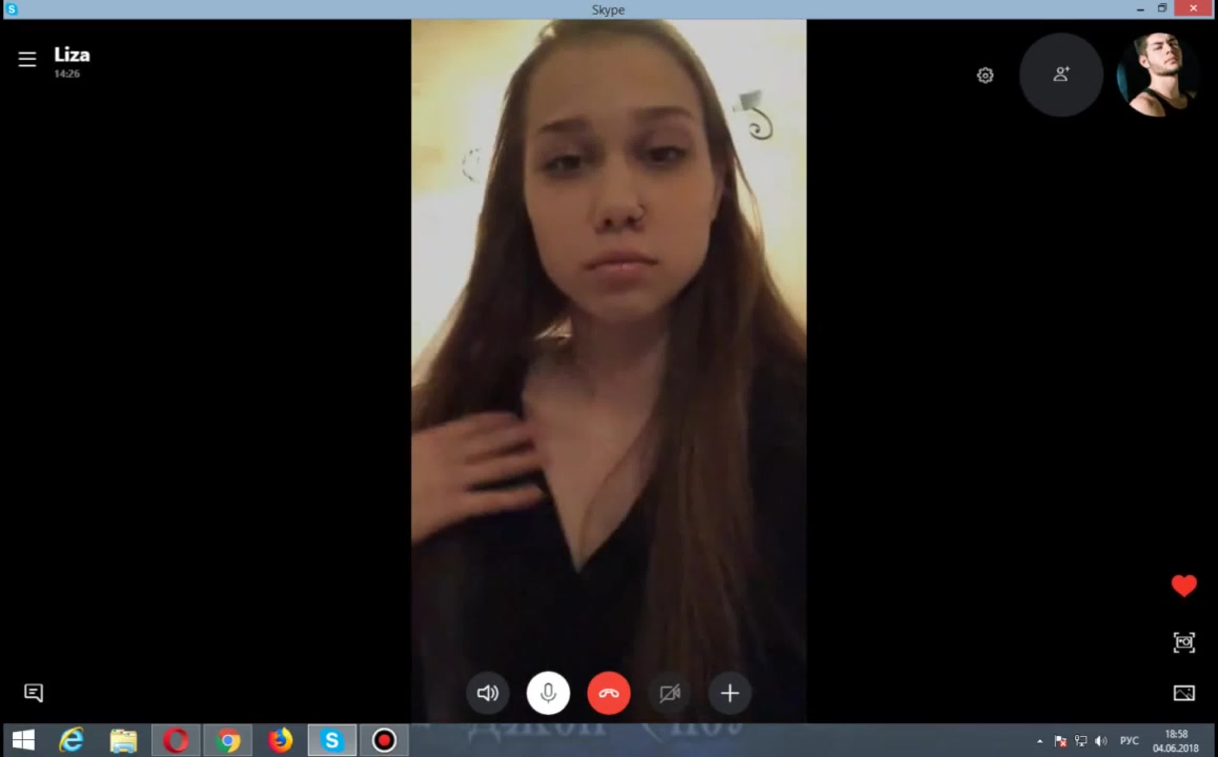 Томпақ қыз жігітті жұлқылайды Порно актриса Джордан Прайстың суреттері