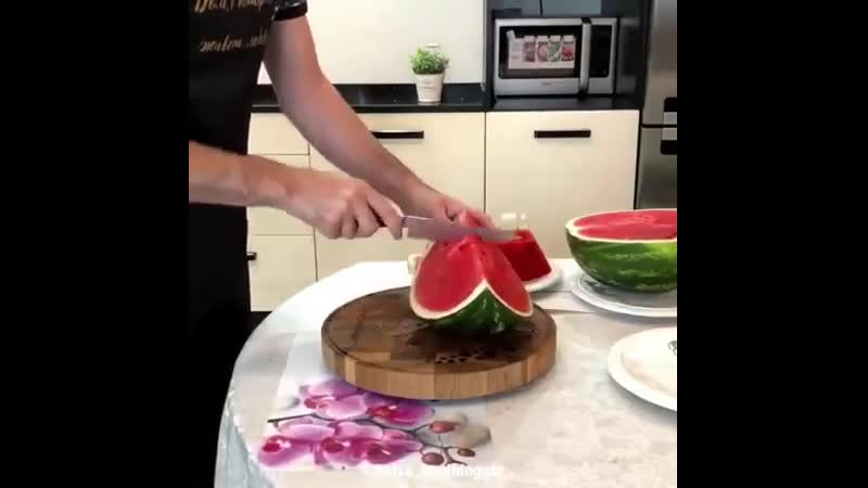 Интересная подача арбуза