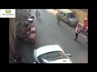 Прохожая китаянка ловит ребёнка