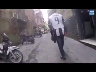 Guy strolls streets of napoli in a higuain shirt #всенасрач