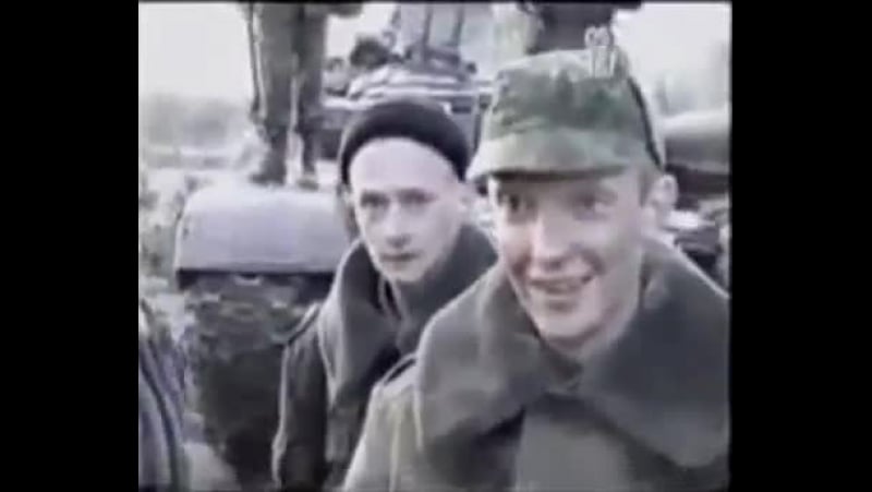 Русские солдаты расстреливают чеченскую семью (1999)
