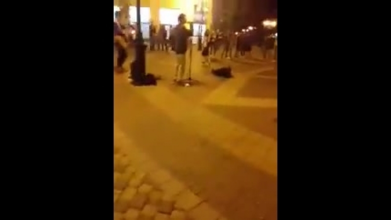 Самый центр оккупированного крыма в симферополе парень поёт песню «океана эльзы»