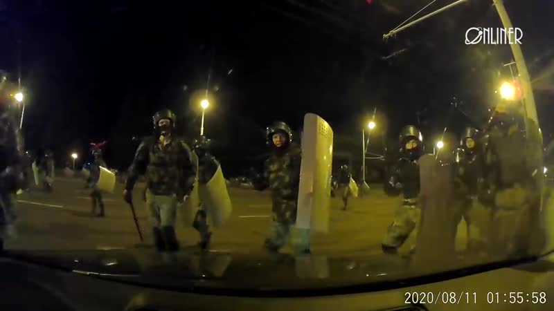 Белорус снял, как омон с дубинками нападает на его машину, пока она едет на силовиков