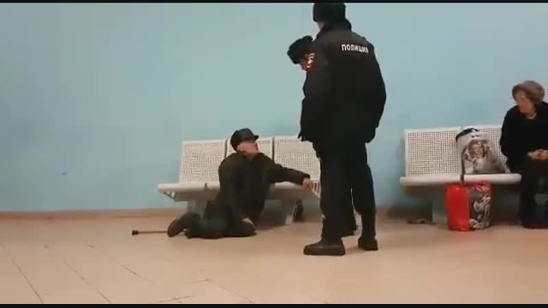 Российская полиция упорно продолжает борьбу с главными врагами государства пенсионерами