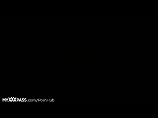 Сисястая мамка делает минет в ванной mp4