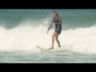 Maud le car surfs in heels and a dress, puts us all to shame