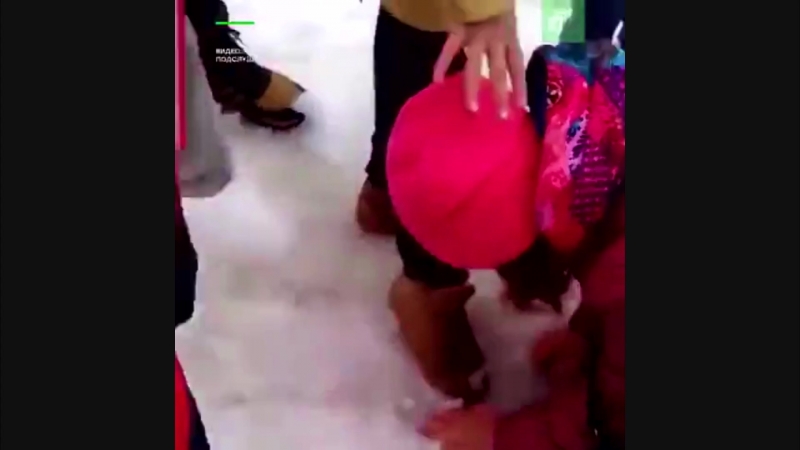 Поставила школьницу на колени и вынудила вылизывать им ботинки