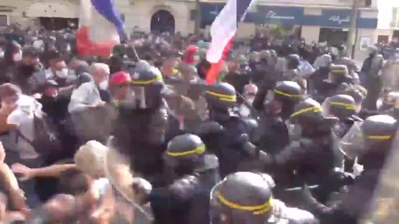"демократический" шабаш в #париже и очень демократично их разгоняют