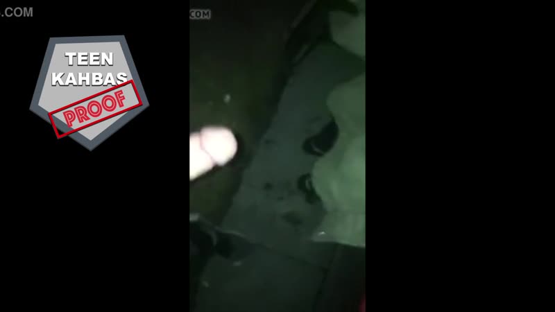 Kahba spreizt beine auf der bank