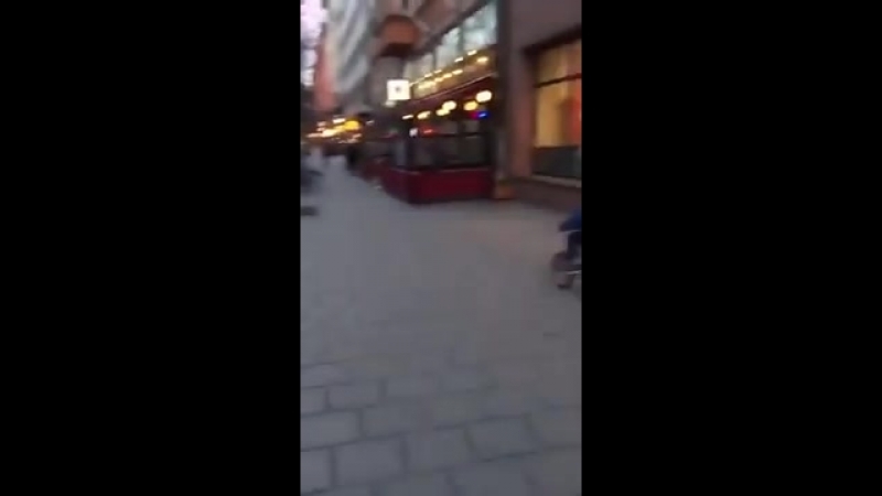 Мальчик засмотрелся на удивительный микроавтобус
