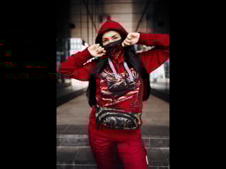 Жгучая брюнетка в худи бранибор 983