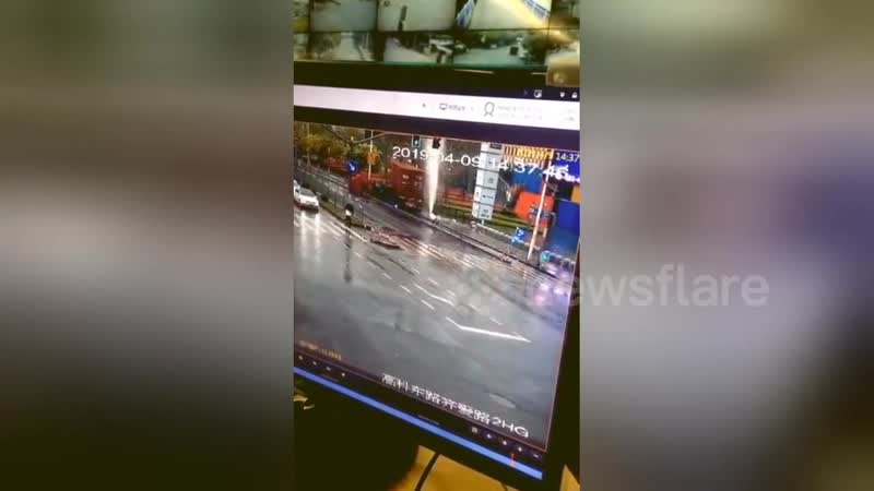 Потерявший управление грузовик устроил «погоню» за женщиной в китае