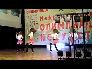 Стрип пластика, эротическое шоу, малая группа школьницы