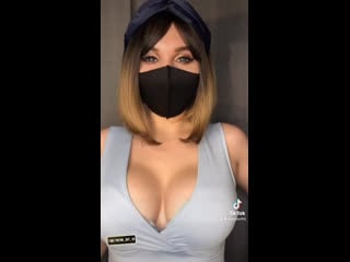 Сочный тикток светит сиськи показывает грудь milf мамочка