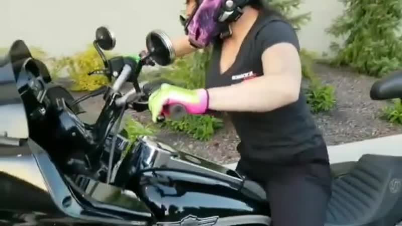 Миниатюрная девушка и большой мотоцикл