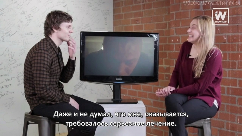 Эван питерс смотрит собственную сцену из "аиу культ" вместе с the wrap