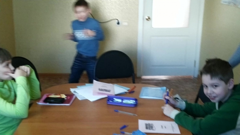 Джуниоры играют в крокодильчики