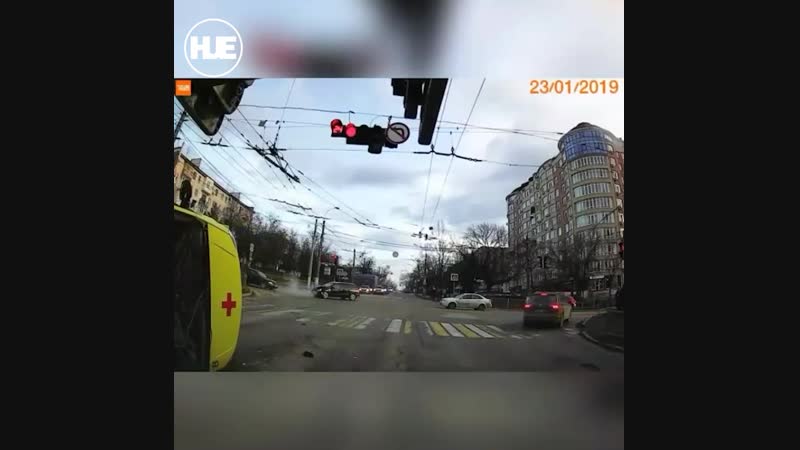 В симферополе водитель не пропустил скорую