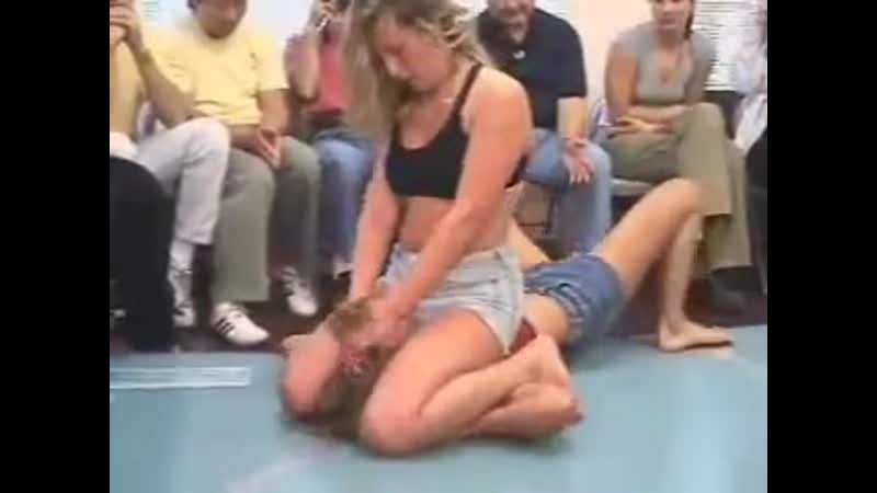 (18+) провела подсечку, жёстко оседлала налету и кончила под восторженный гул своих собравшихся, многочисленных фанатов!